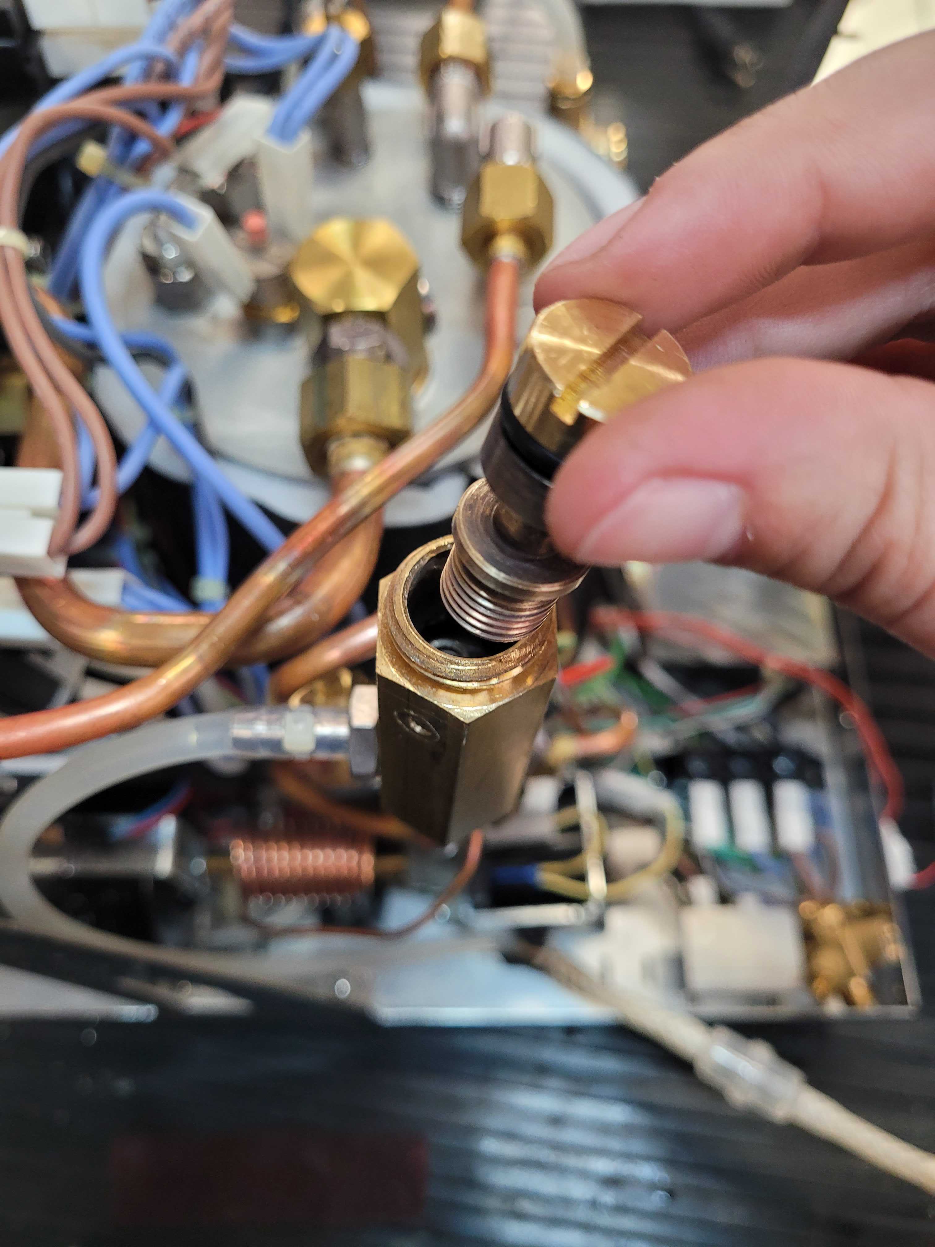 LUCCA X58 Cleaning/Replacing the Expansion Valve Seat Gasket